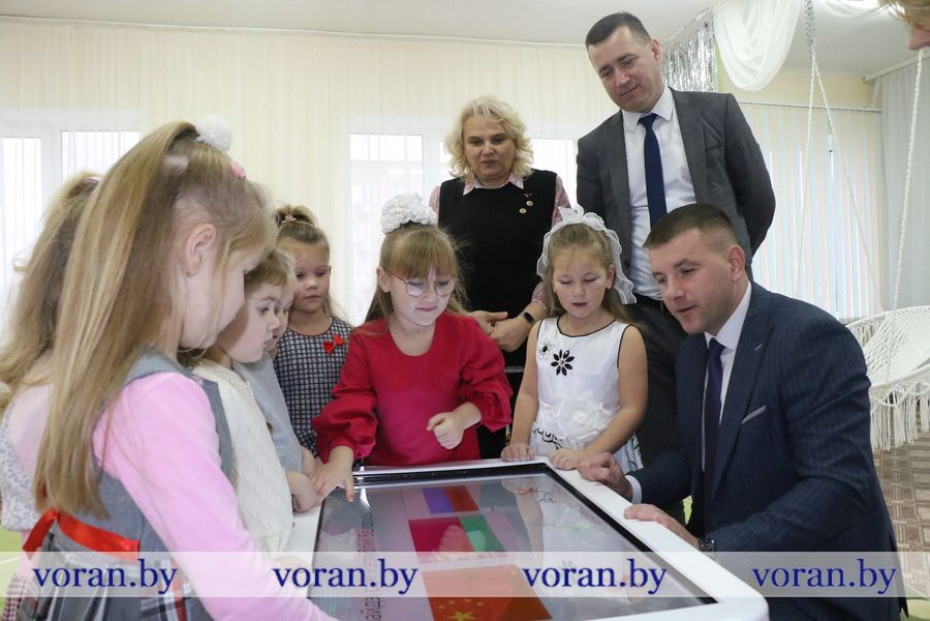 В рамках акции «Наши дети» воспитанникам Радунского детского сада подарили интерактивный стол