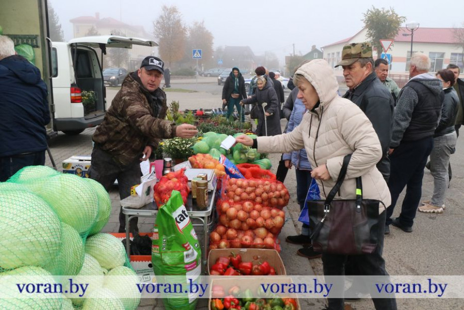 Белорусский «скарб» и наливная «алеся». Что предлагали покупателям на осенней ярмарке в Вороново?