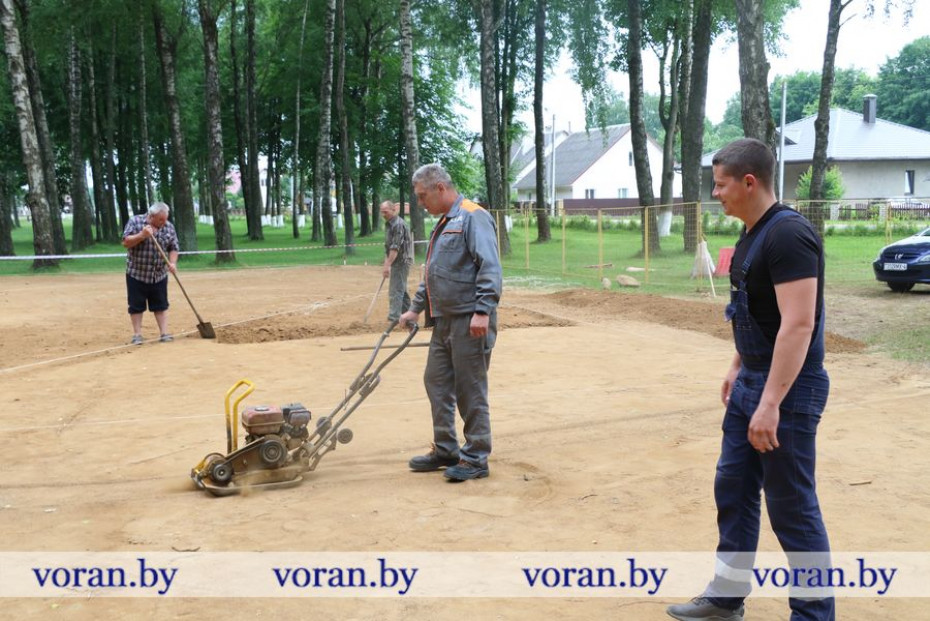 Продвигая ЗОЖ. В парке г.п. Вороново началось строительство многофункциональной спортивной площадки