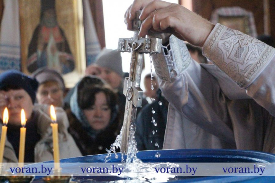 Окунитесь в покаяние. Православные верующие Вороновщины празднуют Крещение Господне