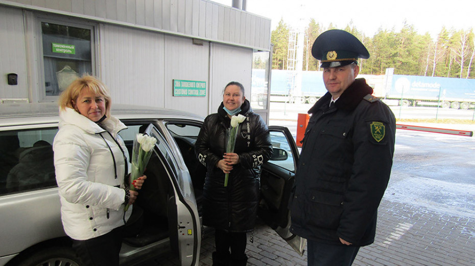Гродненские таможенники поздравили въезжавших в Беларусь женщин с 8 Марта