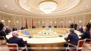 Лукашэнка: эканамічнае ўзаемадзеянне з Санкт-Пецярбургам аднаўляецца нядрэннымі тэмпамі